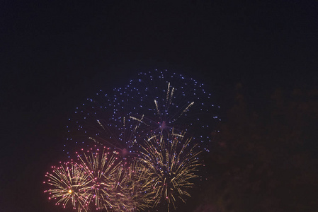 烟花在夜空上的假期