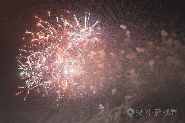 烟花在夜空上的假期