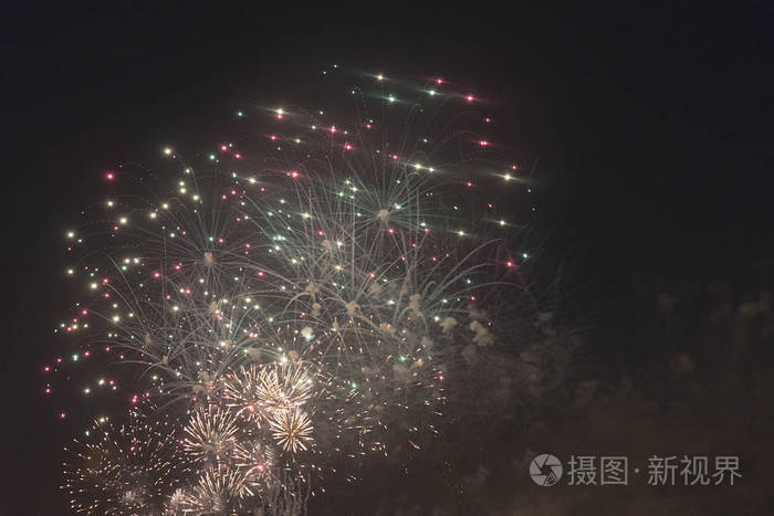 烟花在夜空上的假期
