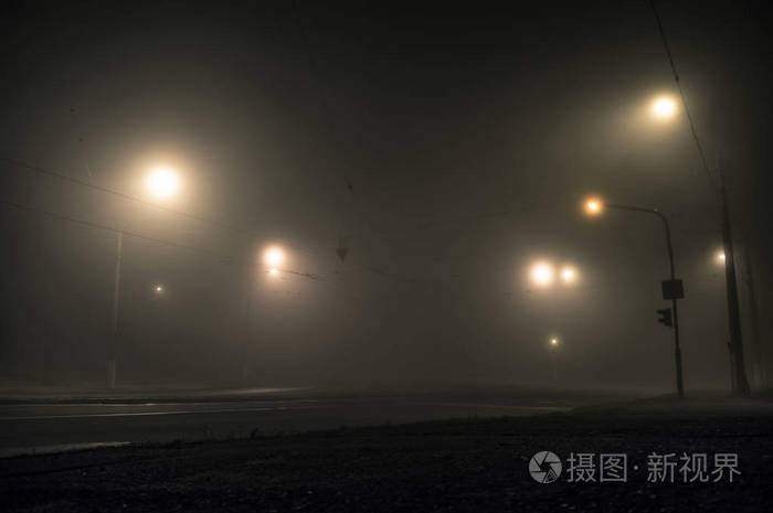 雾蒙蒙的路灯雾蒙蒙的夜晚荒芜的道路
