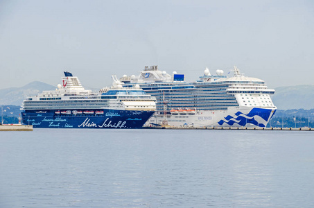 游轮停靠在丰沙尔端口马德拉,葡萄牙的首都