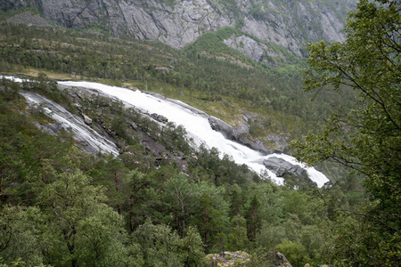 瀑布在挪威山区多雨的天气