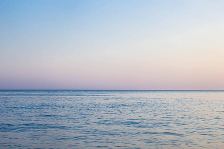 平静的蓝色海面波浪式软表面海洋和蓝色天空背景