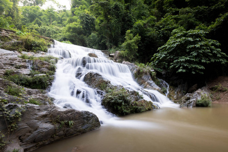 在 Laplae 区，泰国湄 Phun 瀑布从畅通水