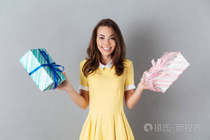 快乐情感白种人小姐拿着礼物照片-正版商用图片0z74ft