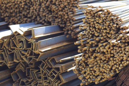 不同种类的金属型材位于俄罗斯金属制品仓库