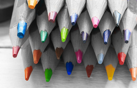 组的彩色铅笔在黑色和白色