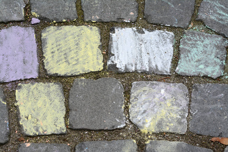 手工绘画装饰的铺路石