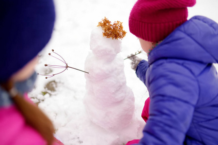 两个小女孩做雪人