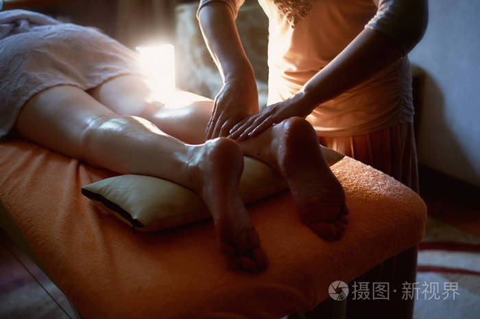 照片 足部按摩 spa 沙龙.在传统的泰式按摩期间的女性的脚特写.jpg