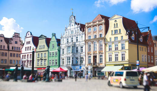 罗斯托克市老城镇市场与历史的中心，德国市政厅广场的看法