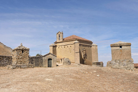 在 Ampudia 卡斯蒂利亚莱昂 西班牙城堡附近的教堂