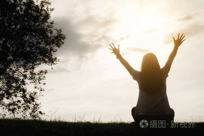 一本书和一杯咖啡的早晨.放松的概念.