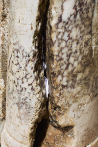 裂纹在耶路撒冷圣墓大教堂入口处的大理石柱