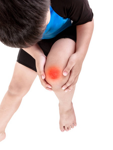 运动损伤。亚洲儿童自行车在膝盖受伤。白色背景上孤立