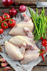 原始的鸡胸肉至高无上鱼片辣椒，辣椒玉米和百里香。芦笋和西红柿的配菜