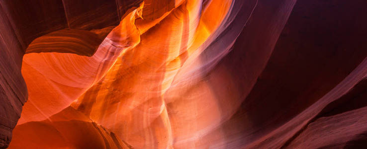 在亚利桑那州的羚羊峡谷美丽抽象红色砂岩地层
