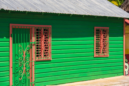 明亮的建筑特写镜头在巴亚希贝, 拉阿尔塔格拉西亚, 多米尼加共和国。特写