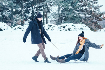 年轻夫妇爱情享受寒假，在白雪皑皑的冬日乐趣