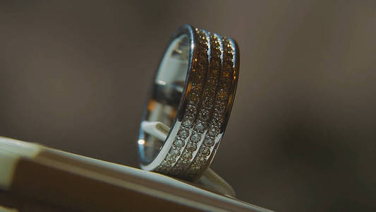 珍贵的钻石戒指。豪华的精品钻石珠宝橱窗与环的书呆子。与辉煌孤立在黑色背景上的金戒指
