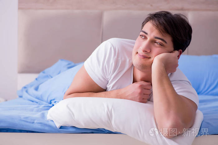 患有失眠,躺在床上的男人
