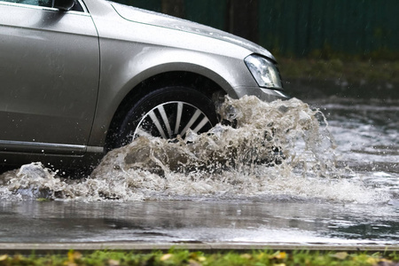 水淹公路在大雨中骑的车