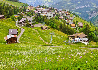 美丽的景观景色迷人伦山村庄的劳特布龙嫩山谷和瑞士阿尔卑斯山的背景下，少女峰地区，伯尔尼高地，瑞士，欧洲