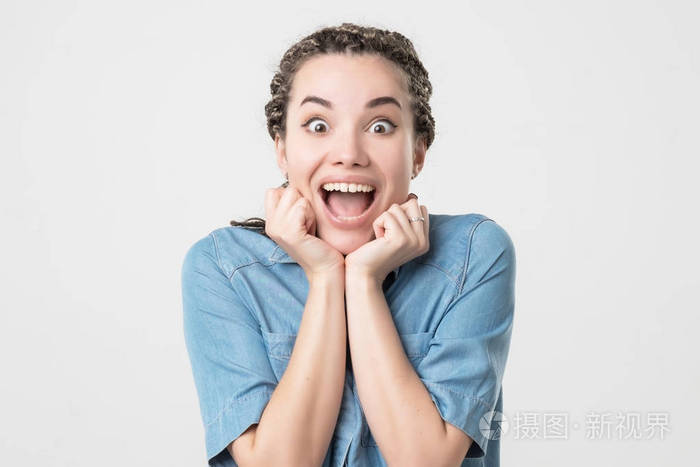 很高兴白种女人张嘴惊讶