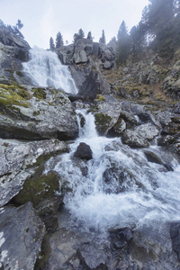 Kuiguk 瀑布景观。阿尔泰山