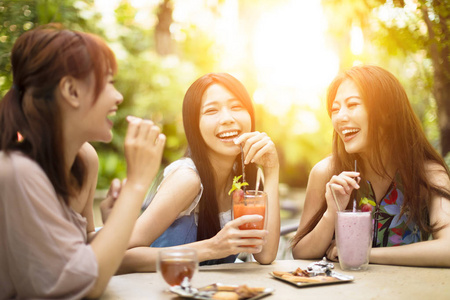 女性朋友组谈话中餐厅花园