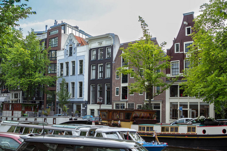 房屋和阿姆斯特丹运河上的船只图片