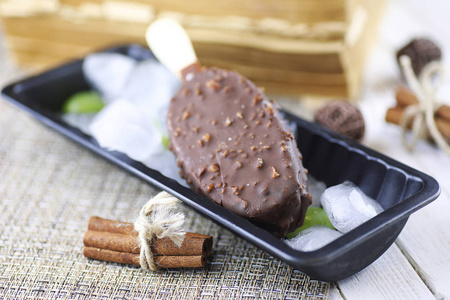 甜点巧克力冰淇淋与木棍上的螺母