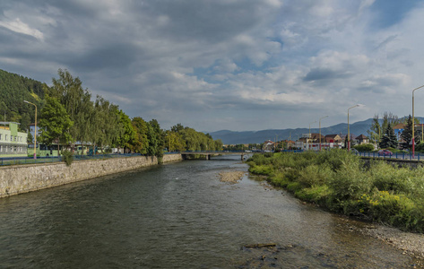 鲁佐姆贝洛克镇的瓦河, 蓝天多云
