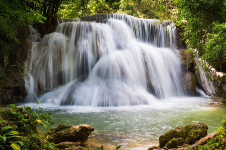 在国家公园森林中在怀化 Mae Kham 美丽的瀑布