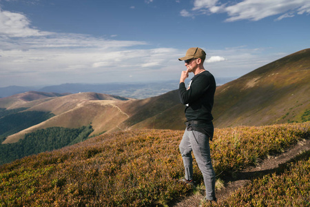 徒步旅行的人，登山者或山区，鼓舞人心的景观步道跑腿。动机的徒步旅行者，看着山景