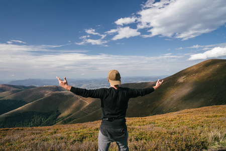 徒步旅行的人，登山者或山区，鼓舞人心的景观步道跑腿。动机的徒步旅行者，看着山景