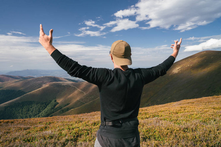 徒步旅行的人，登山者或山区，鼓舞人心的景观步道跑腿。动机的徒步旅行者，看着山景