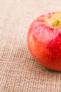 新鲜的红苹果放在画布上