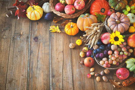 秋天的感恩节静物木制的桌子上