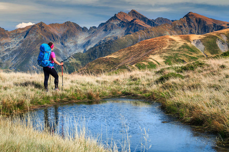 在 Fagaras 山，喀尔巴阡，特兰西瓦尼亚，罗马尼亚，欧洲运动的徒步旅行者女人