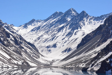 山雪与智利圣地亚哥的咸水湖的景观