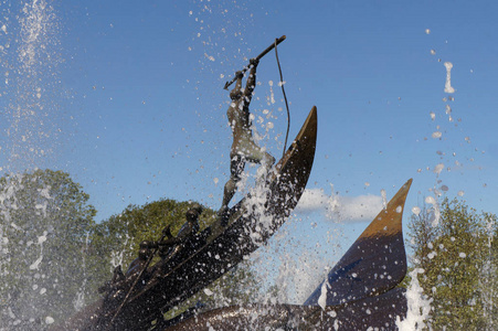 为挪威桑德菲尤尔捕鲸历史致敬的喷泉雕像