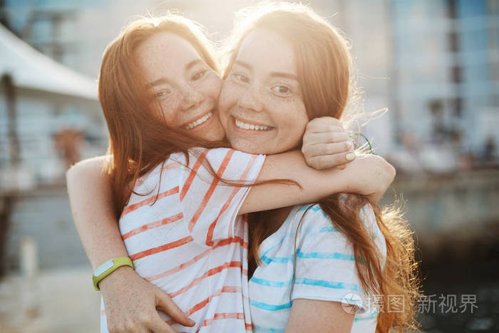 两个最好的朋友和姜双胞胎拥抱 欣喜.一起度过人生的最好时光.