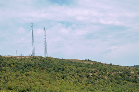山顶上的两座通讯塔