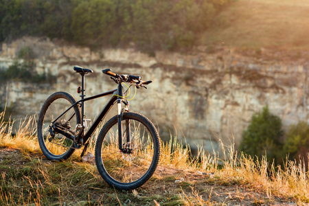 山地自行车独自站立室外对秋天的日落景观
