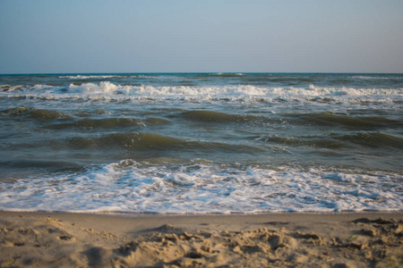 海蓝色的海滩砂的天空太阳夏时制松弛景观观点为设计明信片和日历在泰国