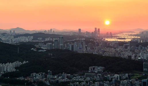 韩国，首尔市和南山塔在晚上