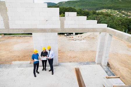 建筑师和建筑工地的工人