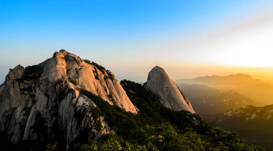 Baegundae 最高的山峰在早上北汉山在首尔，韩国，国家公园