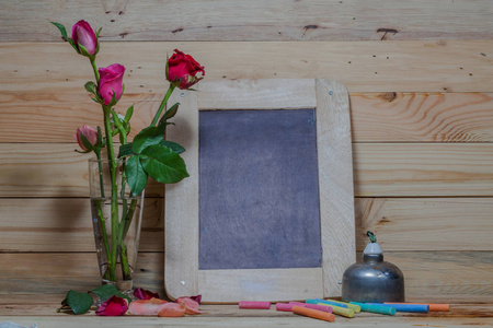 板岩 粉彩和松木桌上的玫瑰